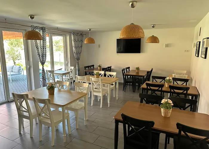 Pokoje Goscinne Kameralnie - Basen Z Podgrzewana Woda